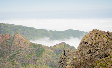 Fototapeta na wymiar Aussicht auf berge in dichtem Nebel