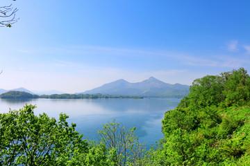Fototapeta premium 初夏の桧原湖と磐梯山（北塩原村）