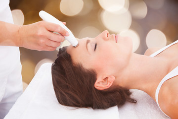 Naklejka premium Woman Under Going Microdermabrasion Treatment
