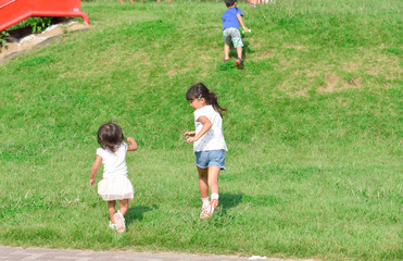 公園で遊ぶ女の子