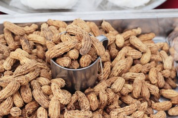 Boiled peanuts is delicious in the market