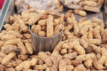 Boiled peanuts is delicious in the market