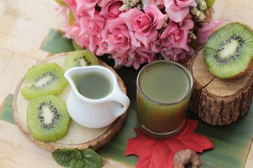 Kiwi juice and fresh kiwi fruit slice