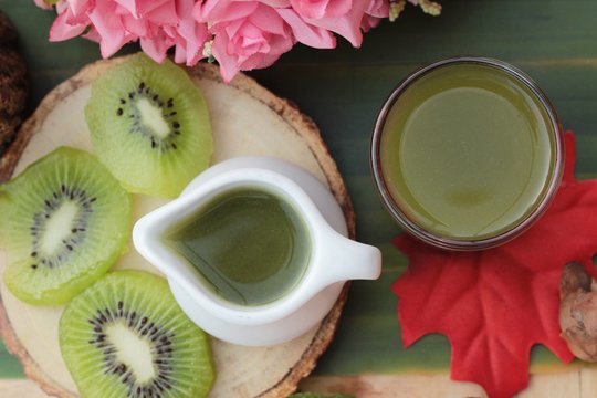 Kiwi juice and fresh kiwi fruit slice