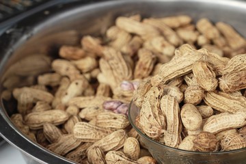 Boiled peanuts is delicious in the market