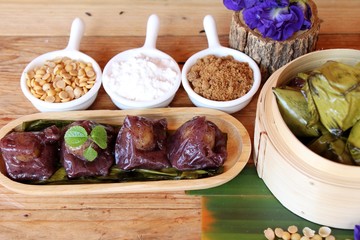 Stuffed dough pyramid dessert is delicious ( Kanom Tien)