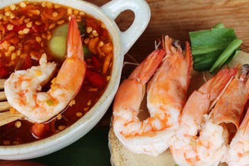 Spicy corn salad with shrimp is delicious