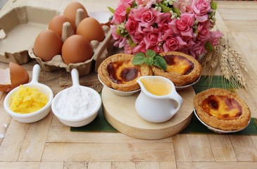 Egg tart is delicious and egg in box