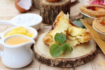 Egg tart is delicious and egg in box