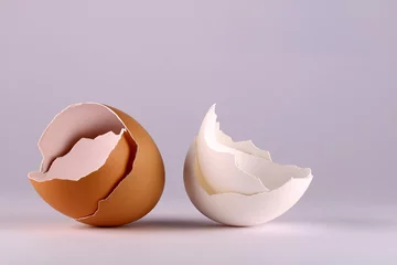 Fototapeten Braune und weiße Eierschalen © Hennie36