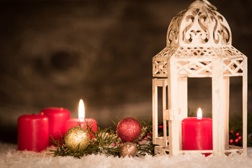 kerze zum zweiten advent in der laterne