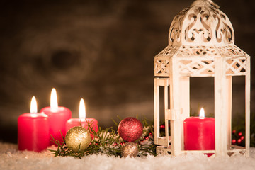 kerze zum vierten advent in der laterne