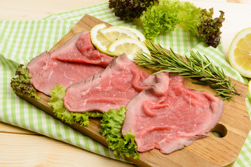 Fette di roastbeef sul tagliere
