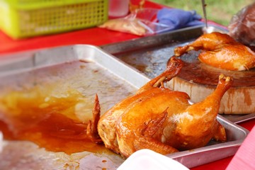 Grilled chicken is delicious in the market