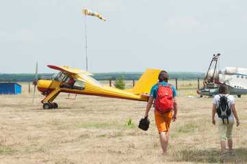 Obraz premium A man and a woman go on boarding a plane