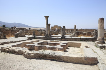ヴォルビリス遺跡の北の浴場とカラカラ帝の凱旋門