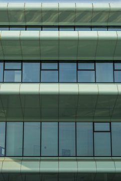 Teilansicht einer modernen, futuristischen Fassade einer Forschungseinrichtung mit viel Glas und besonderem Sonnenschutz, modern, futuristic glass facade research facility special sun protection