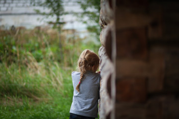 Девочка с рыжими волосами обиделась, отвернулась и плачет 