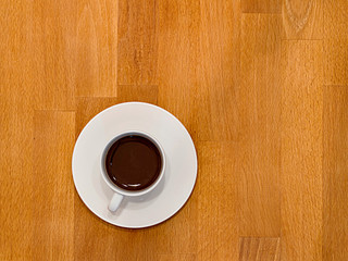 Espresso. Gustoso caffè tradizionale italiano servito in tazzina bianca su sfondo di legno