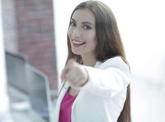 Obraz premium business lady pointing to the front