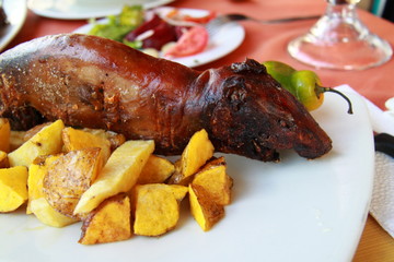 Roasted Cuy (Guinea pig), local dishes of Peru. クイ(テンジクネズミ) ペルーの伝統料理