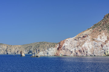 Fototapeta na wymiar Le scogliere colorate dell'isola di Milos, arcipelago delle isole Cicladi GR 