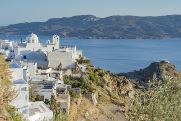 Fototapeta na wymiar Vista panoramica sulla baia e villaggio di Plaka, isola di Milos GR