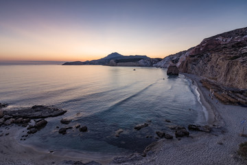 Fototapeta na wymiar Vista panoramica della spiaggia di Firiplaka al crepuscolo, isola di Milos GR 