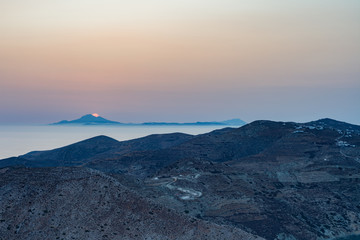Sole che tramonta dietro l'isola di Milos visto da Folegandros, arcipelago delle isole Cicladi GR