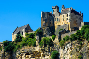 Obraz premium Medieval castle of Beynac standing up the cliff, France