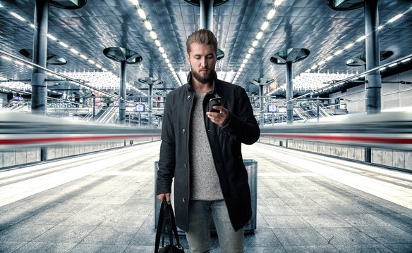 Reisender bei Ankunft am Hauptbahnhof mit Gebäck 