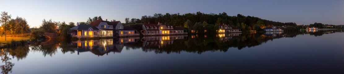 Fototapeta na wymiar Panorama d'un lac au coucher du soleil