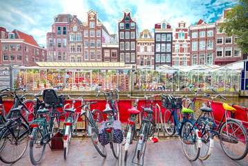 Obraz premium Flower market in Amsterdam (Bloemenmarkt) and bicycles