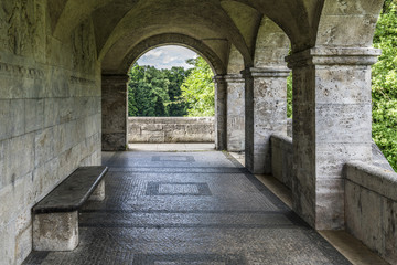 Fototapeta premium Murarstwo z arkadami Bismarckturm w Assenhausen w Bawarii w pobliżu jeziora Starnberg