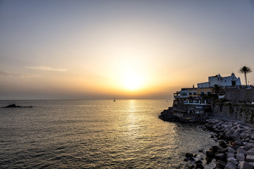 Obraz premium Coucher de soleil sur la côte d'Ischia, golfe de Naples, région de Campanie, Italie