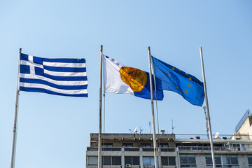 Drei Fahnen am Hafen von Thessaloniki: griechische Fahne, Fahne von Thessaloniki, EU-Fahne, Griechenland