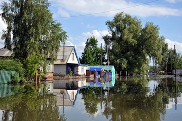 Obraz premium Flood. The river Ob, which emerged from the shores, flooded the outskirts of the city.