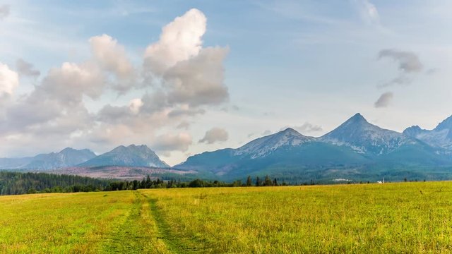 Słowacja - Tatry wczesnym rankiem. Timelapse -  chmury nad g&oacute;rami.