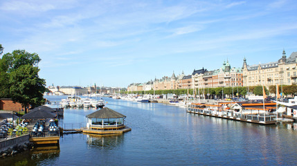 Fototapeta na wymiar 17/08/13 - View of the city, beautiful architecture and boats, sunny day, Stockholm, Sweden