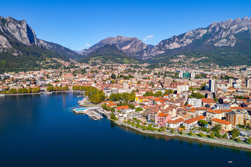 Fototapeta na wymiar Lecco (IT) - Vista aerea panoramica della città 