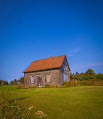 Fototapeta na wymiar abandon wooden house Quebec 