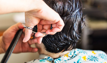 Cabelereiro cortando cabelo.