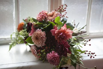 Papier Peint photo Lavable Dahlia bouquet of dahlias and roses lying on the window sill