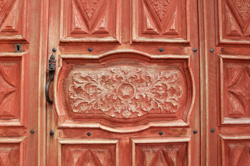 Portail en bois. Eglise Saint-Nicolas de Véroce. Wooden gate. 