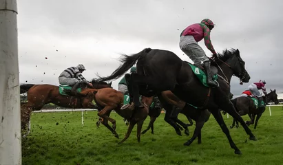 Crédence de cuisine en verre imprimé Léquitation Race horses and jockeys jumping hurdles 