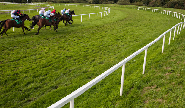 Horse race taking the turn on the final furlong