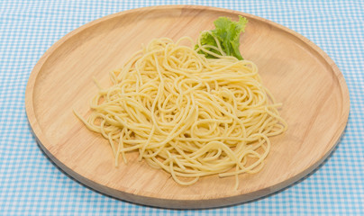 spaghetti without sauce on wooden plate