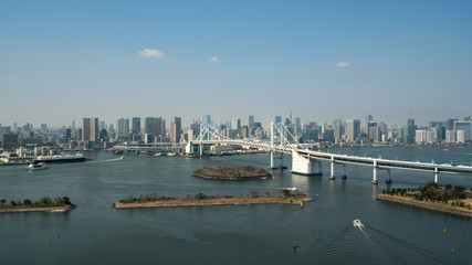 Naklejka premium Tokyo Bay with a view of the Tokyo skyline and Rainbow Bridge in tokyo, Japan.
