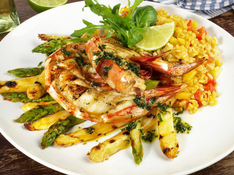 Riesengarnele vom Grill auf Spargel und Reis