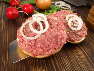 Schweinemettbrötchen mit Zwiebelringe